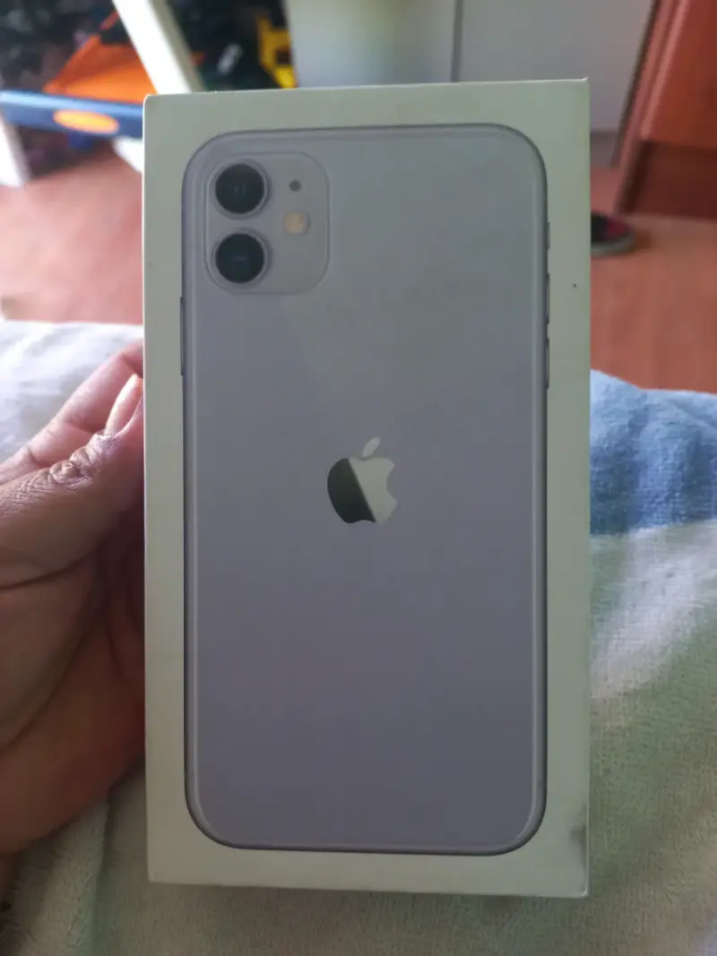 iPhone 11 con caja - 1