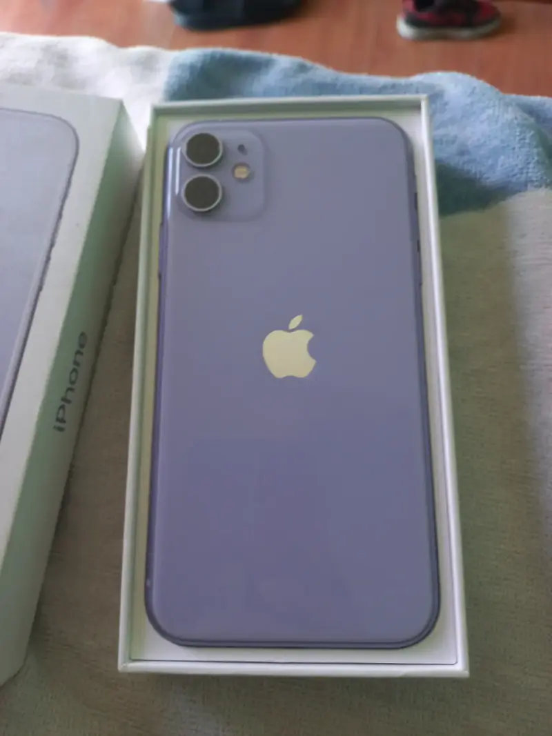 iPhone 11 con caja - 2