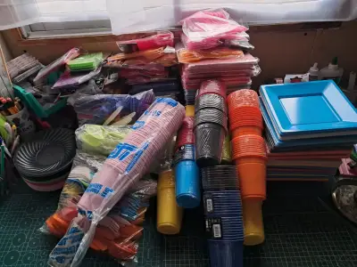 Lote de cosas  desechable de colores - miniatura 1