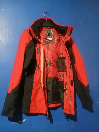 Chaqueta roja de invierno - miniatura 2