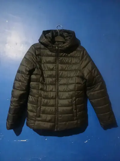 Chaqueta acolchada negra con capucha - miniatura 1