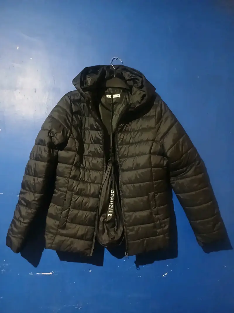 Chaqueta acolchada negra con capucha - 2