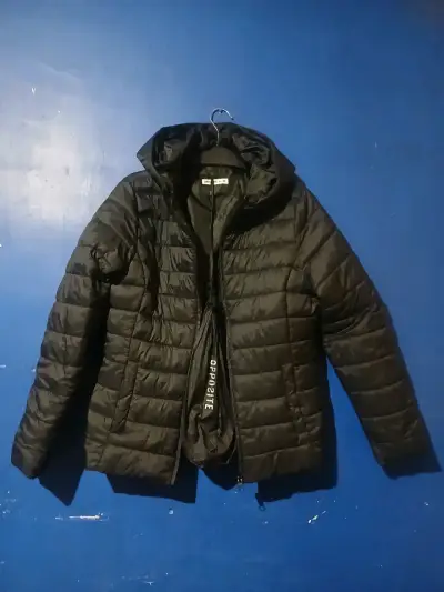 Chaqueta acolchada negra con capucha - miniatura 2