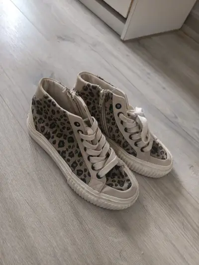 Zapatillas altas animal print Zara y botines Vans - miniatura 1