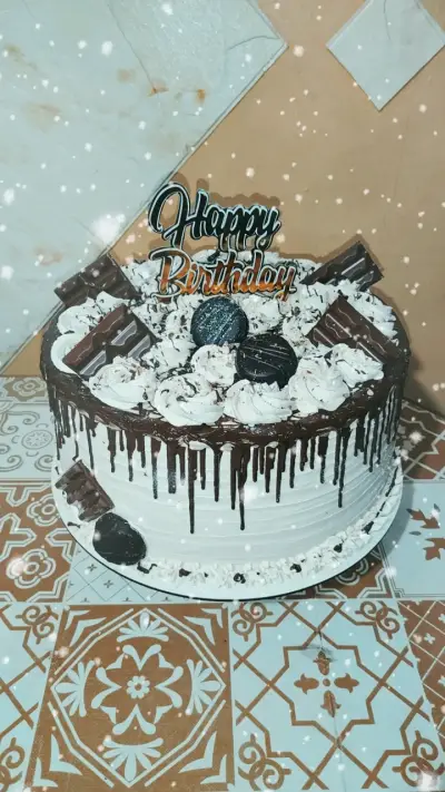 Torta de cumpleaños decorada - miniatura 1