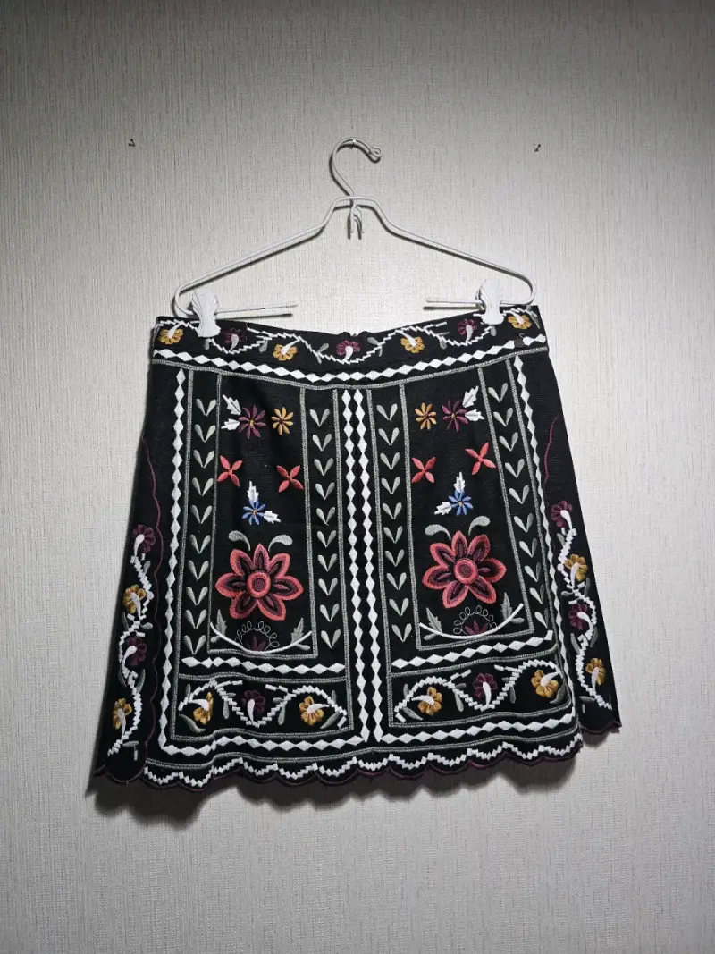 Falda bordada floral negra