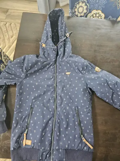 Chaqueta azul con capucha - miniatura 1