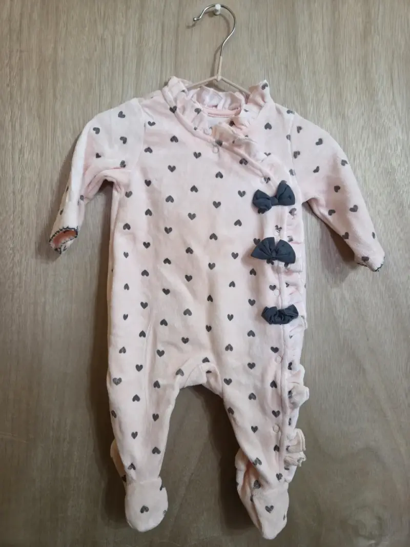Pijama rosa con corazones para bebé - 1