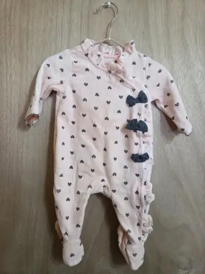 Pijama rosa con corazones para bebé - miniatura 1