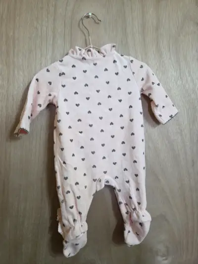 Pijama rosa con corazones para bebé - miniatura 2