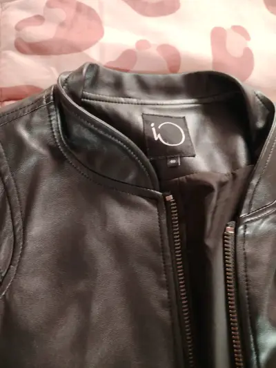 Chaqueta de cuero negra - miniatura 2
