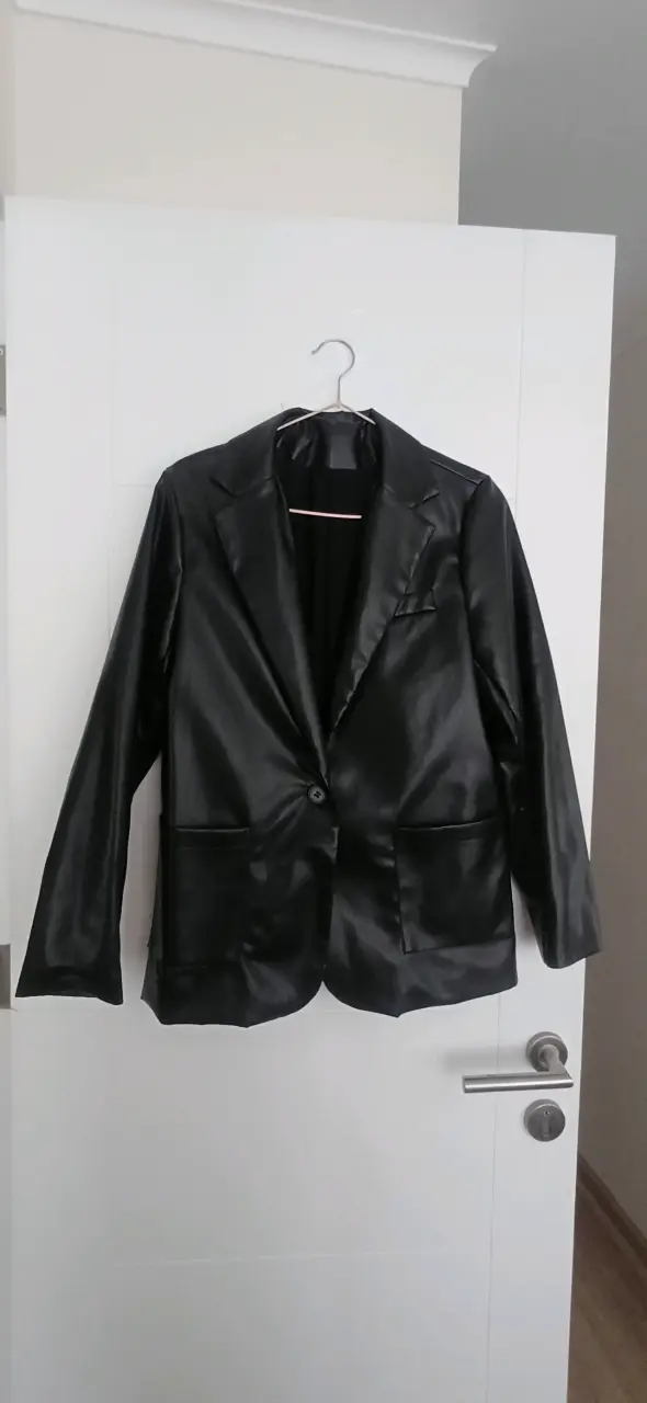 Blazer negro de cuero sintético