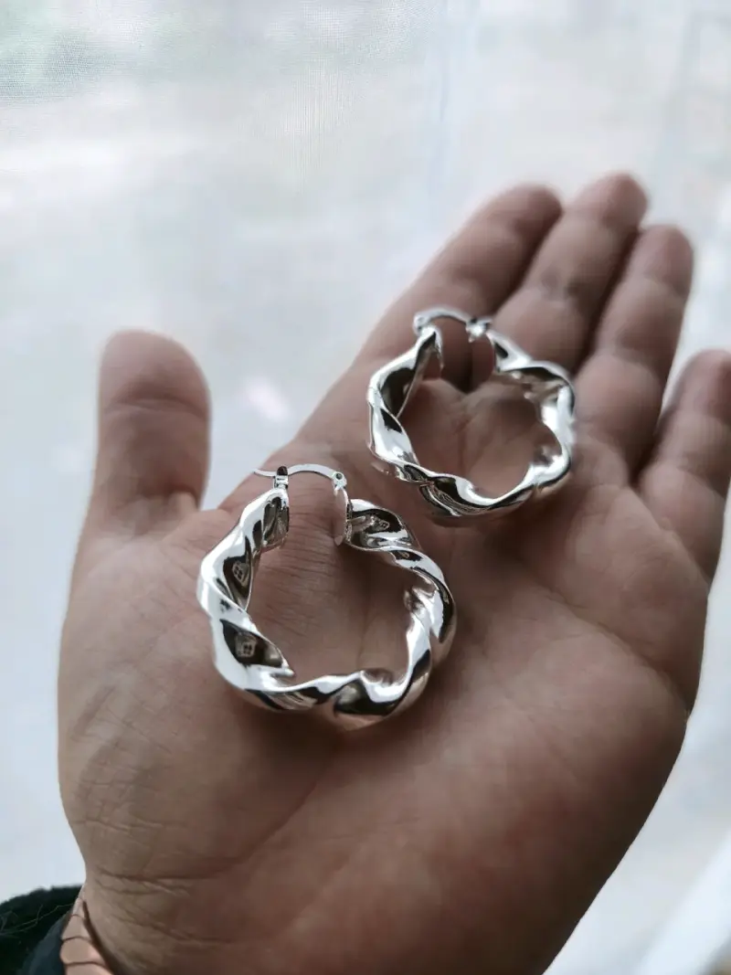 Aros plateados ondulados