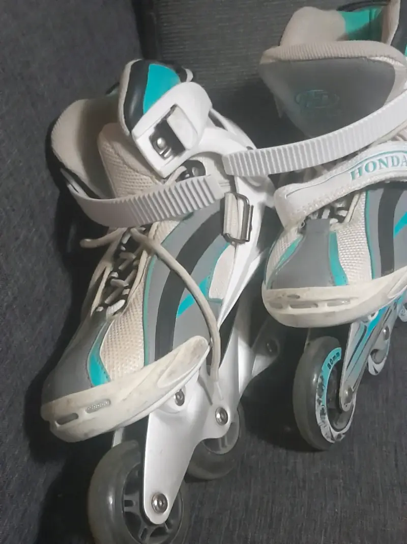 Patines en línea blancos y celestes - 1