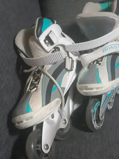 Patines en línea blancos y celestes - miniatura 1
