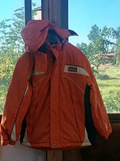 Chaqueta de invierno naranja con capucha - miniatura 1