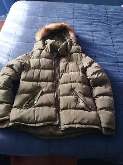 Chaqueta acolchada verde con capucha - miniatura 1