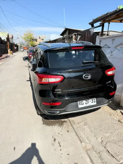 SUV negra en buen estado - miniatura 2