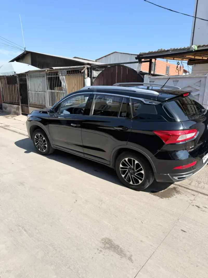 SUV negra en buen estado - 3