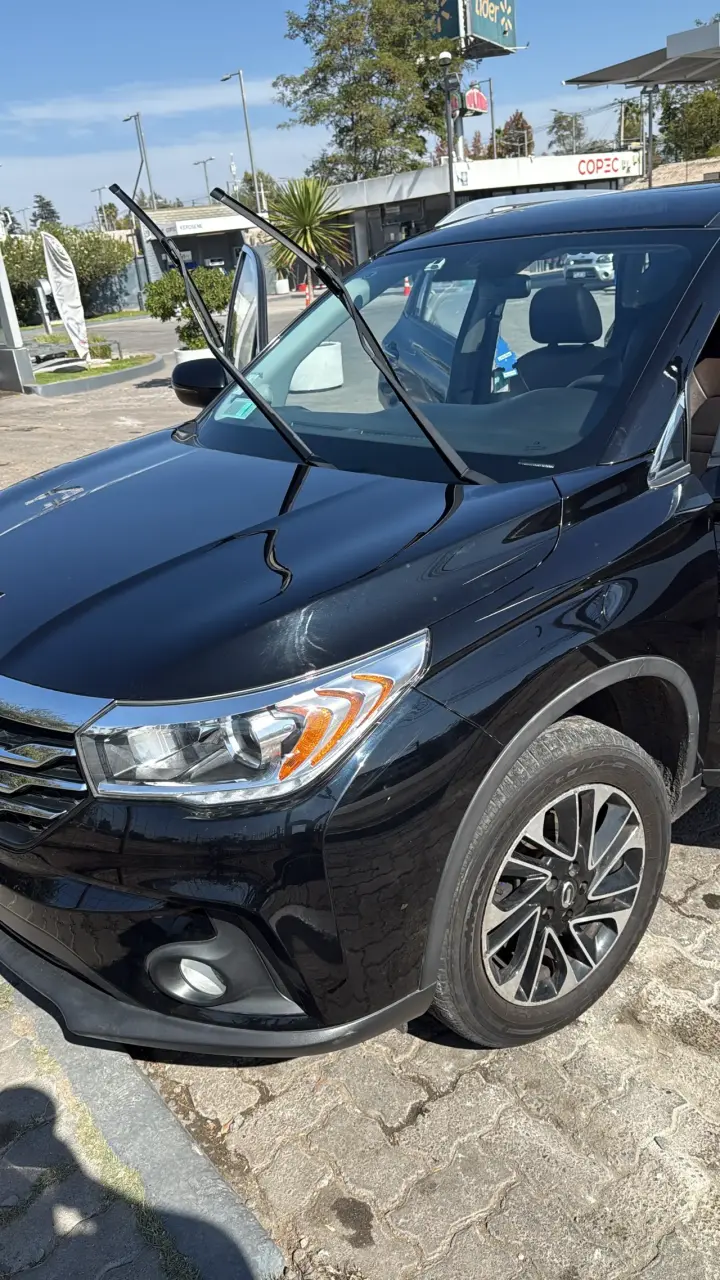 SUV negra en buen estado - 4