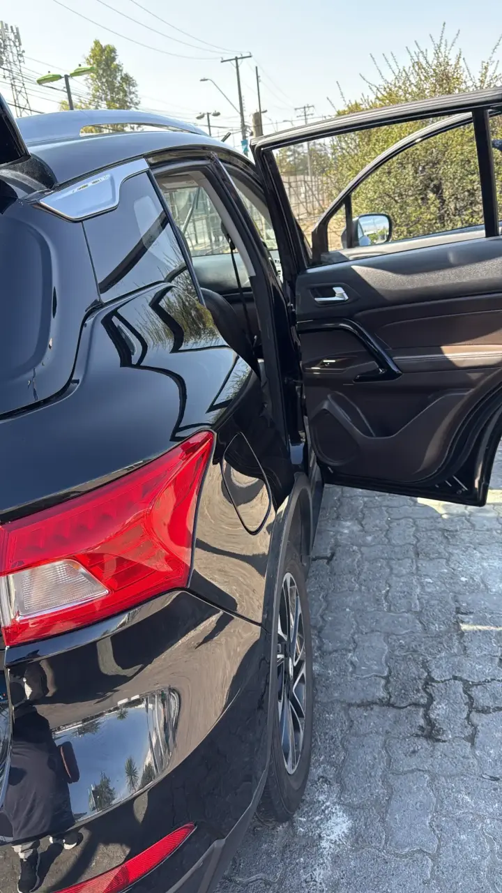 SUV negra en buen estado - 5