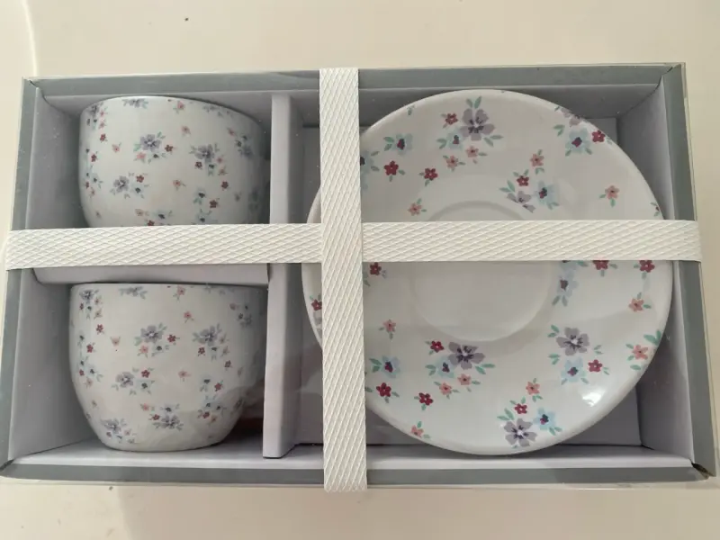 Set de tazas con plato floral - 1