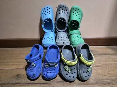 Zuecos para niños en distintos colores - miniatura 1