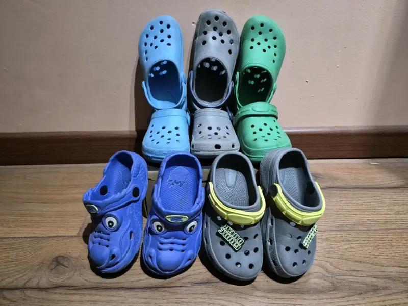 Zuecos para niños en distintos colores - 2
