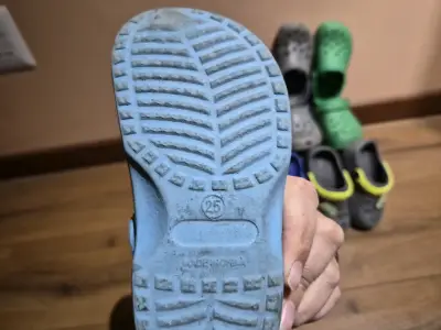 Zuecos para niños en distintos colores - miniatura 3