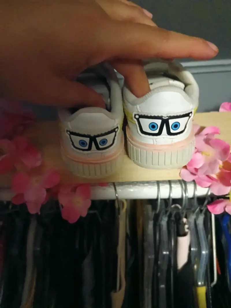 Zapatillas blancas con diseño - 1