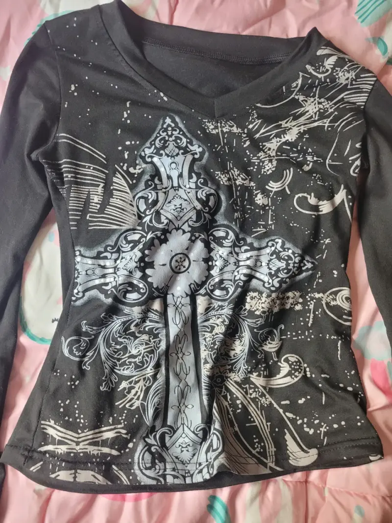 Polera negra con diseño cruz - 1
