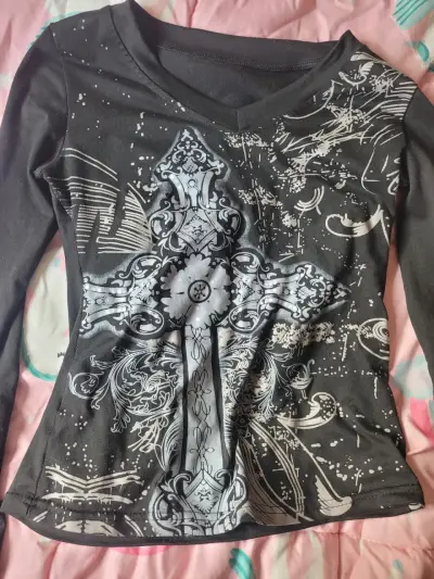 Polera negra con diseño cruz - miniatura 1