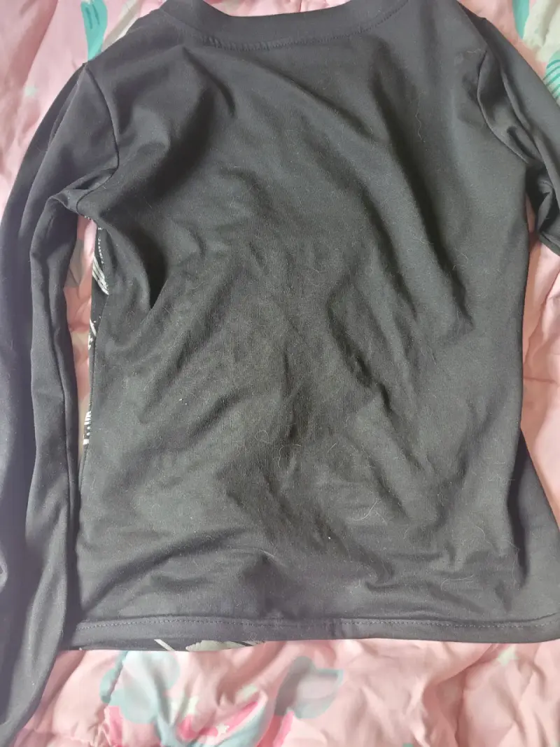 Polera negra con diseño cruz - 2