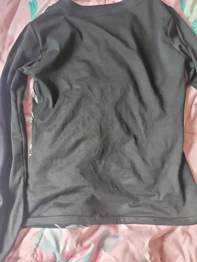 Polera negra con diseño cruz - miniatura 2