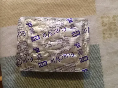 antibióticos Azitromicina y aciclovir - miniatura 1