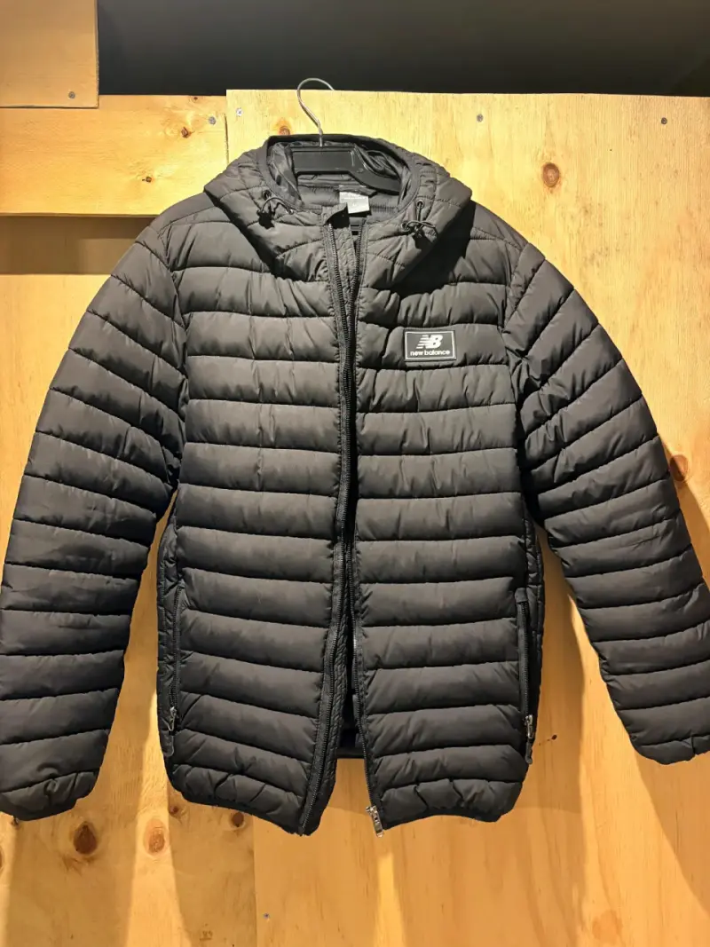 Chaqueta acolchada negra New Balance