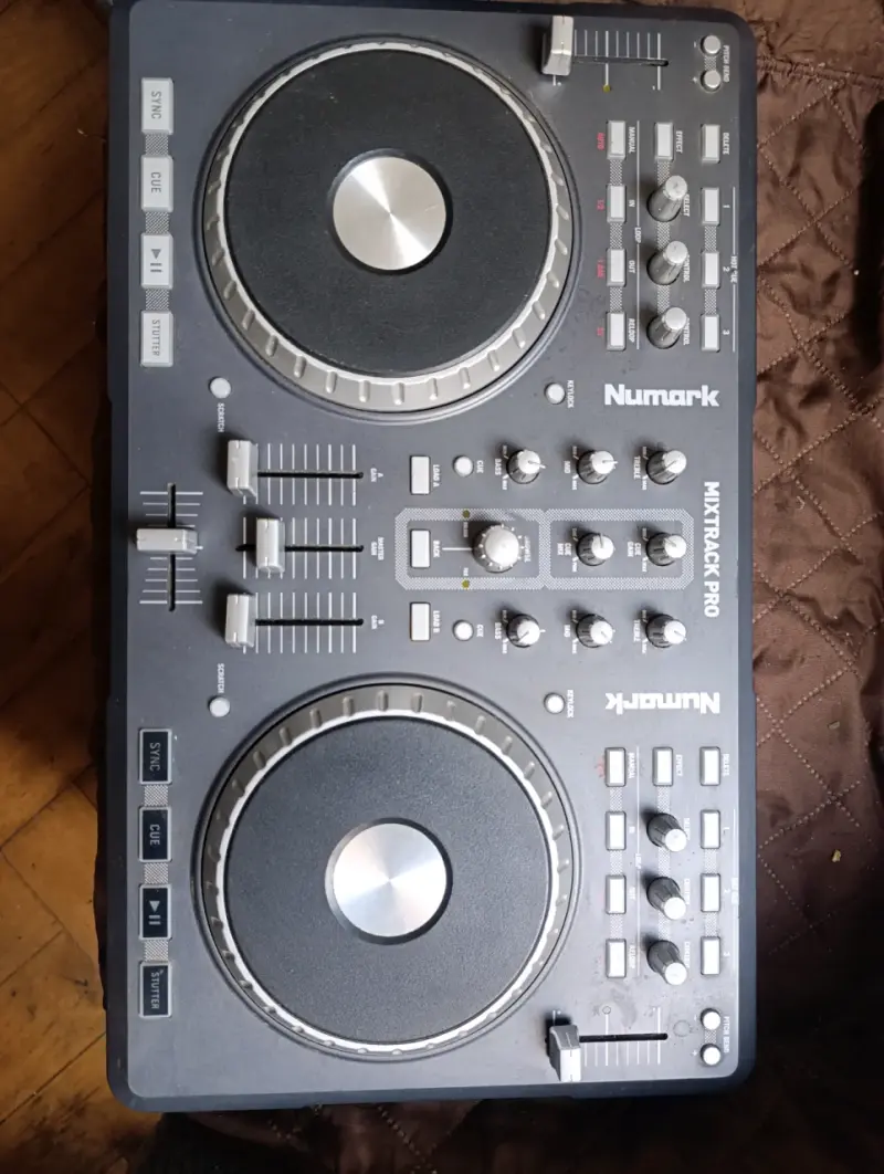 Controlador DJ Numark Mixtrack Pro