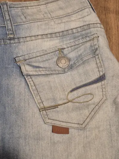 Jeans azul claro desgastados - miniatura 3