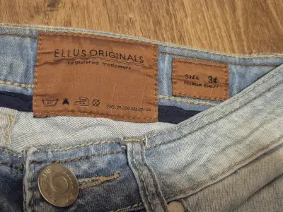 Jeans azul claro desgastados - miniatura 4
