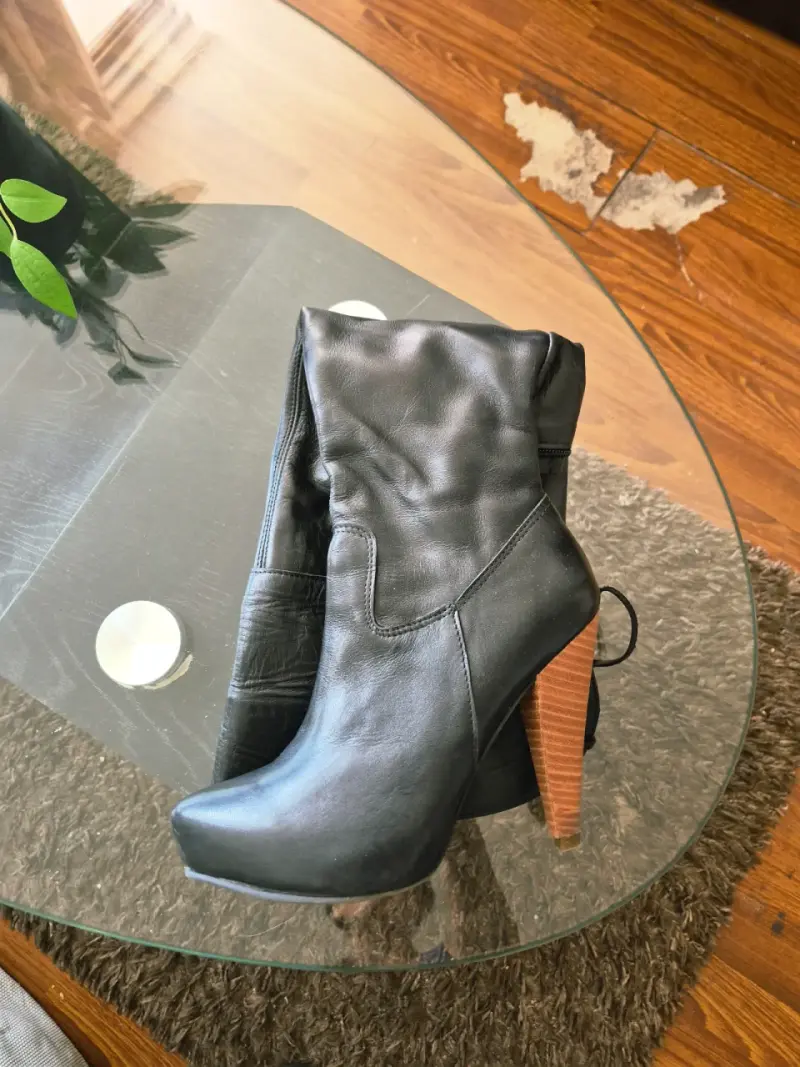 Bota alta negra con taco - 2