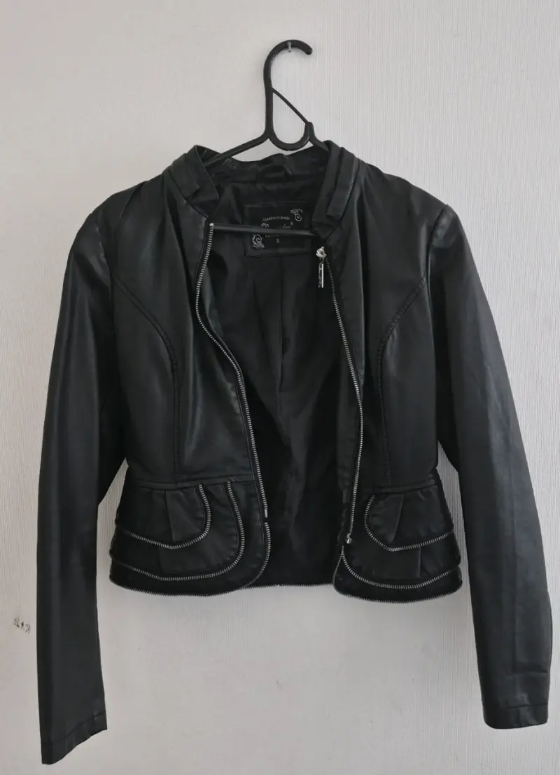 Chaqueta negra cuero sintético