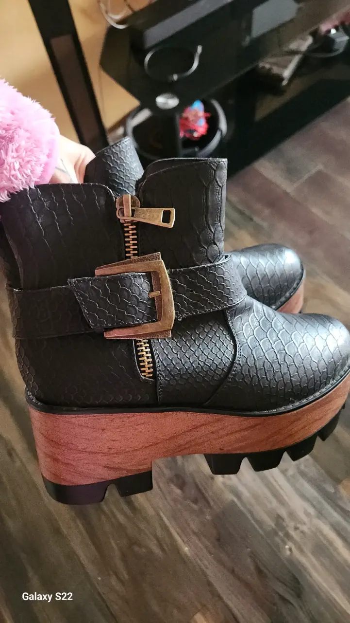 Botines negros con hebilla