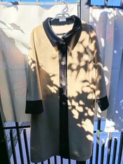 Abrigo beige con detalles negros - miniatura 1