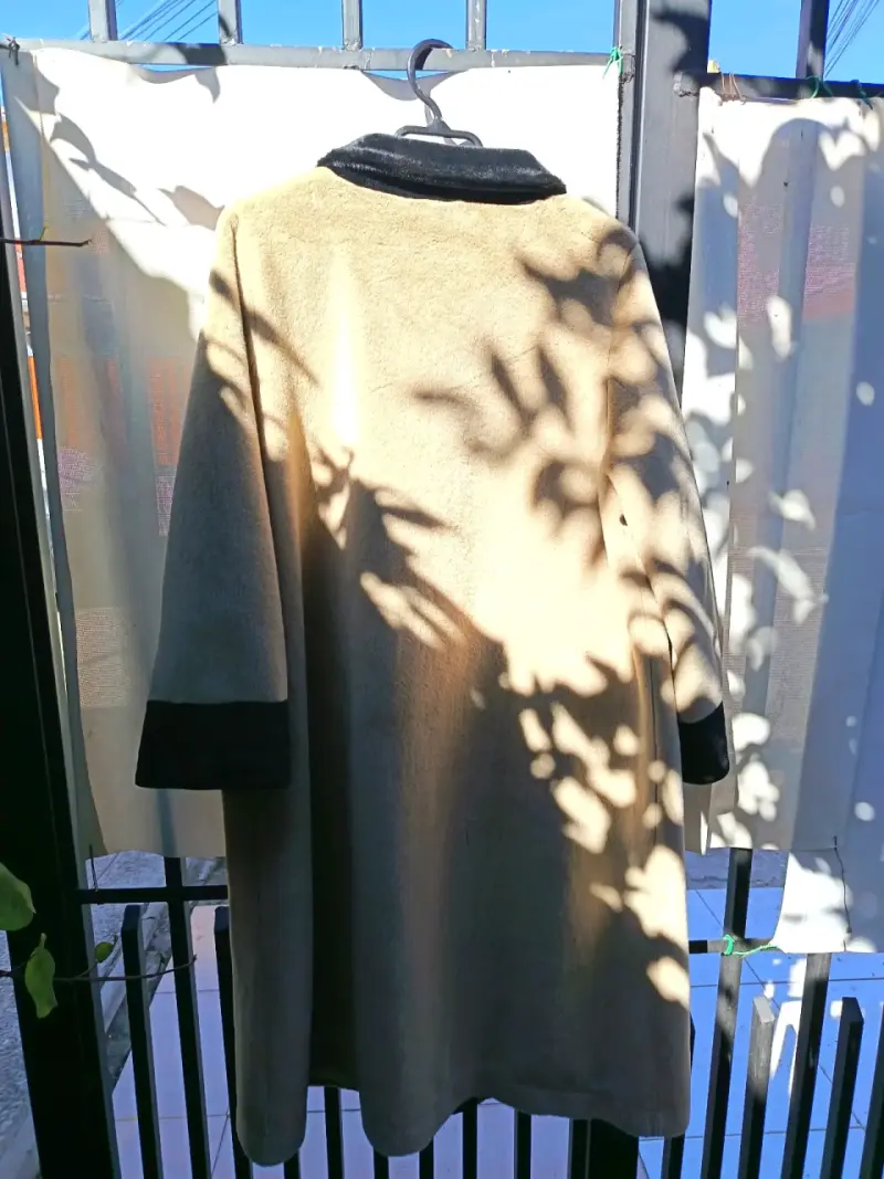 Abrigo beige con detalles negros - 2