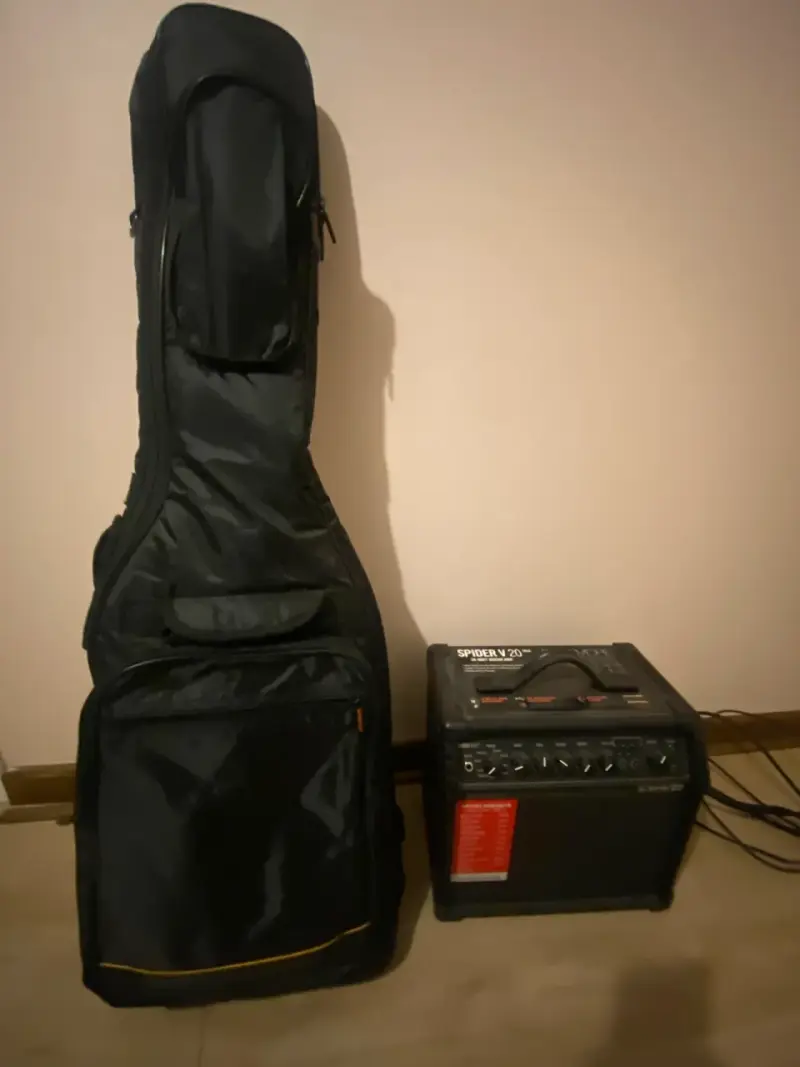 Guitarra eléctrica con amplificador y bolso - 4