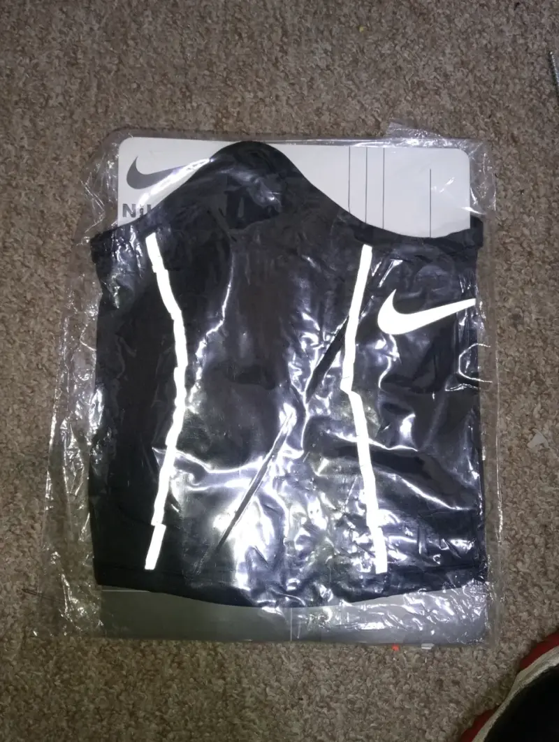 Cuello Nike reflectante negra