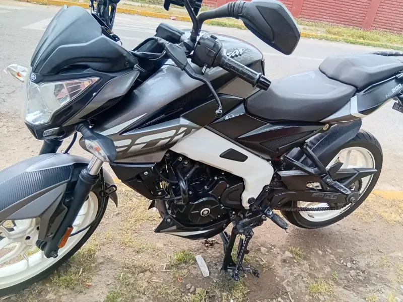 Moto deportiva negra y gris - 1
