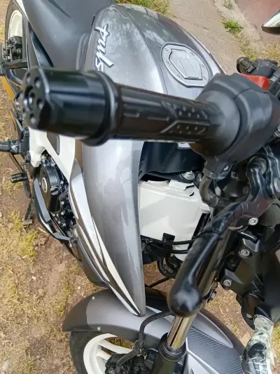 Moto deportiva negra y gris - miniatura 2