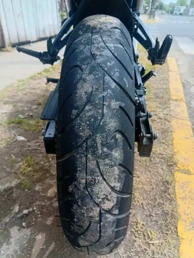 Moto deportiva negra y gris - miniatura 3