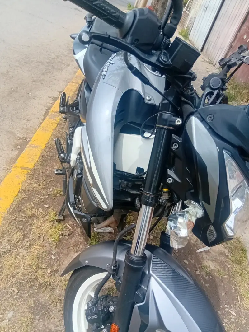 Moto deportiva negra y gris - 4